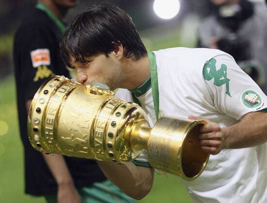 Diego küsst die Trophäe - Bremen ist DFB Pokalsieger 2008 2009 Fußball Herren DFB Pokal 2008 2009, Pokalspiel, Pokalfinale, Finale, SV Werder Bremen Einzelbild Berlin Freude,