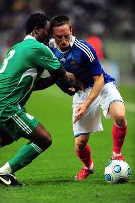 Franck Ribery (Frankreich, re.) gegen Adefemi Olubayo (Nigeria) -  Fußball Länderspiel Herren Freundschaftsspiel 2009, Test, Testspiel, Frankreich - Nigeria 0:1 Gruppe Nationalmannschaft, Nationaltrikot St. Etienne Dynamik,