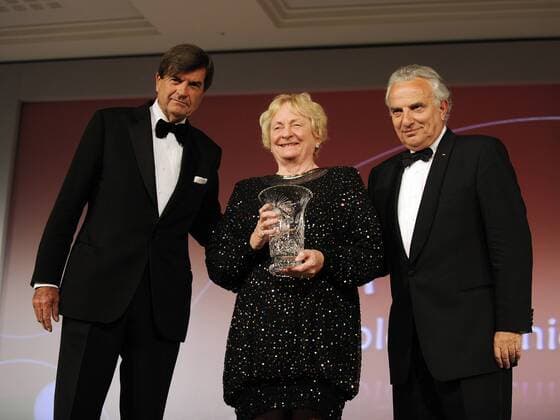 Fern Peachy Kellmeyer (USA) wird von ITF Präsident Francesco Ricci Bitti (Italien, re.) und Moderator Andrew Castle (Großbritannien) mit dem ITF Lifetime Achievement Award 2009 Tennis Damen ITF World Champions Dinner 2009, Preisverleihung, Ehrung, Spielerehrung, Gruppe Journalist Paris