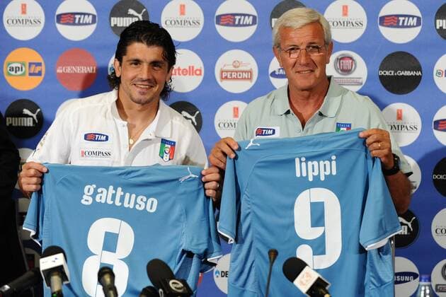 Nationaltrainer Marcello Lippi (re.) und Gennaro Gattuso (beide Italien) präsentieren die neuen Nationaltrikots von Puma -  Fußball Herren Trikotpräsentation 2009, Trikotvorstellung, Präsentation, Pressetermin, Trikot, Trikots Gruppe o0 Sponsor, Werbepartner, Werbung Florenz Coverciano Freude,