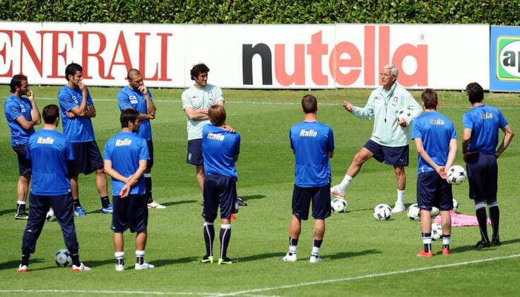 Nationaltrainer Marcello Lippi (Italien, 3.v.re.) hält eine Ansprache -  Fußball Herren Nationalteam 2009, Training Totale Coverciano Florenz