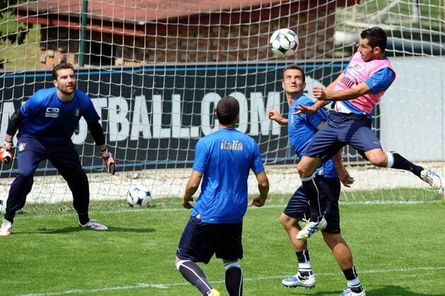 Sergio Pellisier (re.) gegen Mauro Esposito (2.v.re.) und Torwart Morgan de Sanctis (alle Italien) -  Fußball Herren Nationalteam 2009, Training Gruppe Coverciano Florenz Dynamik,