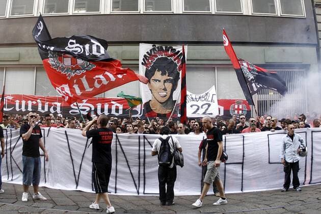 AC Mailand Fans fordern den Verbleib von Kaka auf einer Demonstration vor der Geschäftsstelle -  Fußball Herren Serie A 2008 2009, 1. Italienische Liga, AC Mailand, Milan, Protest, Fanprotest, Kritik, Fankritik, Totale o0 Idol Verehrung, Fanverehrung Mailand