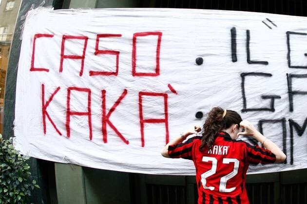 AC Mailand Fans fordern den Verbleib von Kaka auf einer Demonstration vor der Geschäftsstelle -  Fußball Herren Serie A 2008 2009, 1. Italienische Liga, AC Mailand, Milan, Protest, Fanprotest, Kritik, Fankritik, Einzelbild Mailand