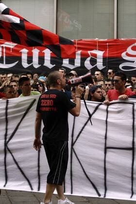 AC Mailand Fans fordern den Verbleib von Kaka auf einer Demonstration vor der Geschäftsstelle -  Fußball Herren Serie A 2008 2009, 1. Italienische Liga, AC Mailand, Milan, Protest, Fanprotest, Kritik, Fankritik, Einzelbild Mailand