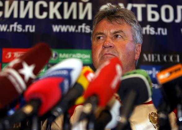 Nationaltrainer Guus Hiddink (Rußland) -  Fußball Herren Nationalteam 2009, PK, Pressetermin Einzelbild Moskau Nachdenklichkeit,