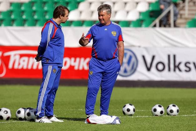 Nationaltrainer Guus Hiddink (re.) im Gespräch mit Co Trainer Alexander Borodjuk (beide Rußland) -  Fußball Herren Nationalteam 2009, Training Gruppe Moskau Nachdenklichkeit, Skepsis,