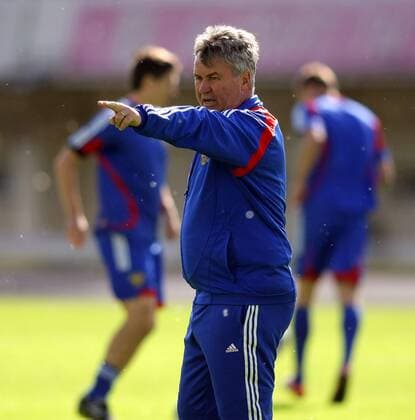 Nationaltrainer Guus Hiddink (Rußland) gibt Anweisungen -  Fußball Herren Nationalteam 2009, Training Einzelbild Moskau Nachdenklichkeit,