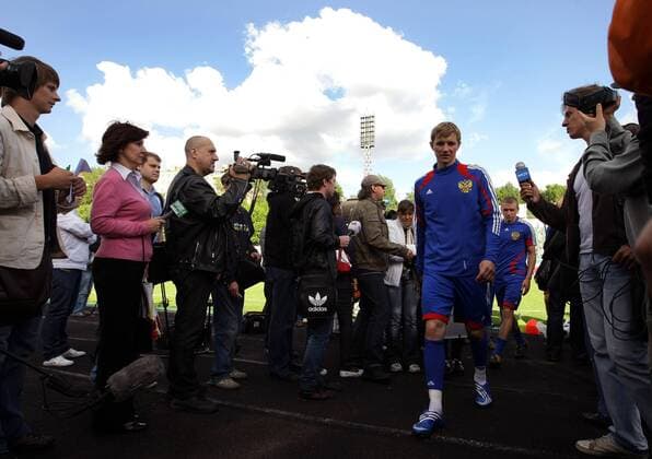 Roman Pavlyuchenko (Rußland) passiert die wartenden Journalisten -  Fußball Herren Nationalteam 2009, Training Gruppe Moskau