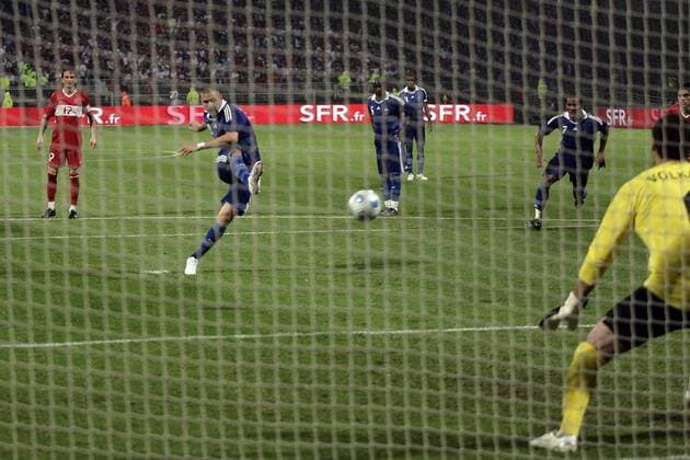 Karim Benzema (Frankreich) trifft per Elfmeter zum 1:0 -  Fußball Länderspiel Herren Freundschaftsspiel 2009, Test, Testspiel, Nationalmannschaft, Nationaltrikot Gruppe Lyon