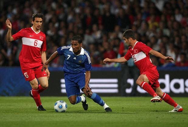 Florent Malouda (Frankreich, Mitte) gegen Sabri Sarioglu (re.) und Mehmet Topal (beide Türkei) -  Fußball Länderspiel Herren Freundschaftsspiel 2009, Test, Testspiel, Nationalmannschaft, Nationaltrikot Gruppe Lyon Dynamik,