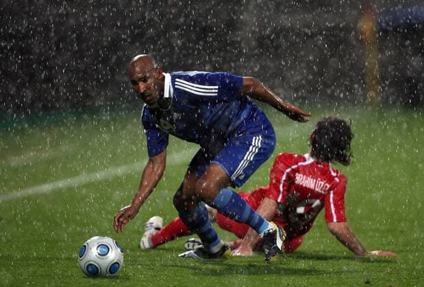 Nicolas Anelka (Frankreich, li.) gegen Ibrahim Üzülmez (Türkei) -  Fußball Länderspiel Herren Freundschaftsspiel 2009, Test, Testspiel, Nationalmannschaft, Nationaltrikot Gruppe Lyon Dynamik,