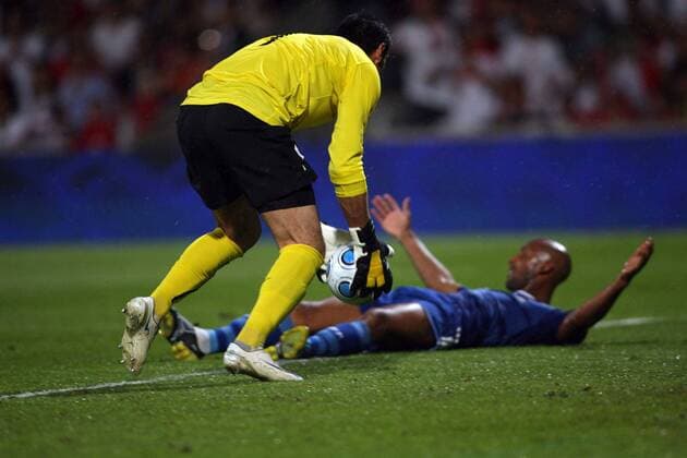 Nicolas Anelka (Frankreich, re.) beschwert sich am Boden gegen Torwart Volkan Demirel (Türkei) -  Fußball Länderspiel Herren Freundschaftsspiel 2009, Test, Testspiel, Nationalmannschaft, Nationaltrikot Gruppe Lyon Enttäuschung,