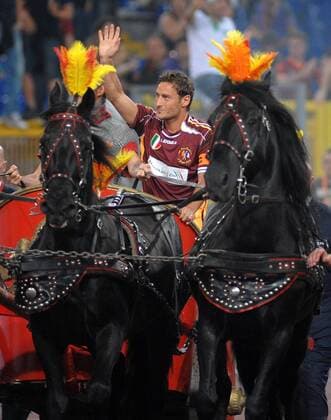 Francesco Totti (AS Rom 2001) in einem römischen Triumphwagen anlässlich Vincent Candelas Abschiedsspiels - xFRA (MINS07) Fußball Herren AuRevoir 32, Au Revoir, Vincent Candelas Abschiedsspiel 2009, Roma Einzelbild Rom