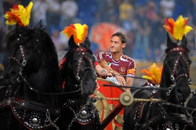 Francesco Totti (AS Rom 2001) in einem römischen Triumphwagen anlässlich Vincent Candelas Abschiedsspiels - xFRA (MINS08) Fußball Herren AuRevoir 32, Au Revoir, Vincent Candelas Abschiedsspiel 2009, Roma Einzelbild Rom