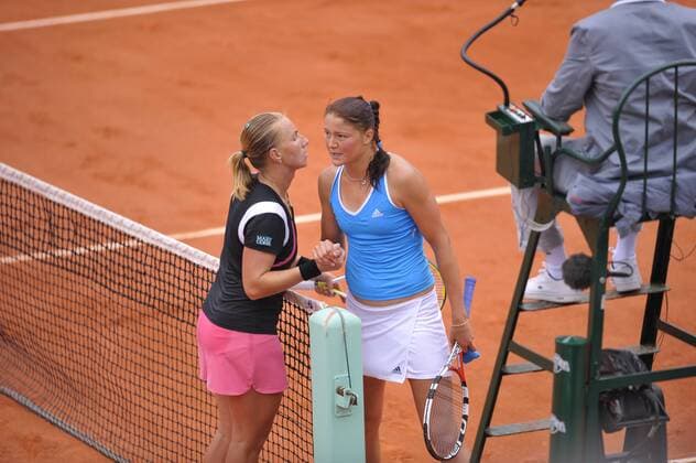 Dinara Safina (re.) gratuliert Svetlana Kuznetsova (beide Rußland) zum French Open Sieg 2009 -  Tennis Damen French Open 2009, Grand Slam, WTA Tour, Finale Gruppe Roland Garros Paris Kameradschaft,
