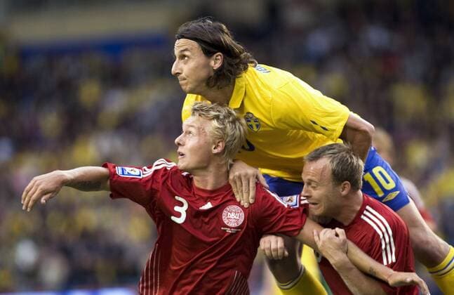 Zlatan Ibrahimovic (Schweden, o.) gegen Simon Kjaer (li.) und Lars Jacobsen (beide Dänemark) -  Fußball Länderspiel Herren WM Qualifikation 2009, Nationalteam, Nationaltrikot, Schweden - Dänemark 0:1 Gruppe Solna Kampf, Dynamik,