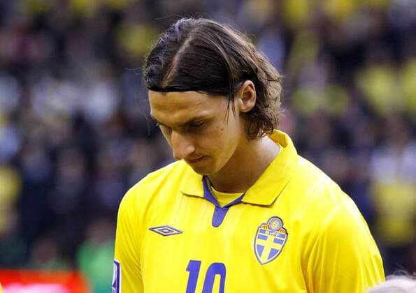 Zlatan Ibrahimovic (Schweden) - Nationalhymne -  Fußball Länderspiel Herren WM Qualifikation 2009, Nationalteam, Nationaltrikot, Porträt Solna Nachdenklichkeit,
