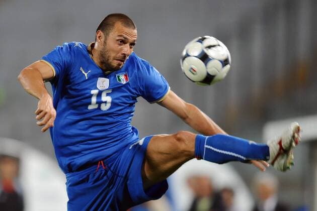 Andrea Dossena (Italien) am Ball -  Fußball Länderspiel Herren Freundschaftsspiel 2009, Test, Testspiel, Nationalteam, Nationaltrikot, Einzelbild Pisa Dynamik,