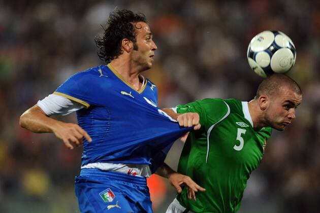Giampaolo Pazzini (Italien, li.) gegen Colin Coates (Nordirland) -  Fußball Länderspiel Herren Freundschaftsspiel 2009, Test, Testspiel, Nationalteam, Nationaltrikot, Italien - Nordirland 3:0 Gruppe Pisa Dynamik,