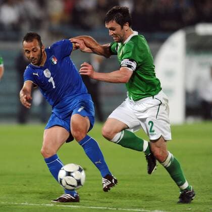 Giuseppe Mascara (Italien, li.) gegen Damien Johnson (Nordirland) -  Fußball Länderspiel Herren Freundschaftsspiel 2009, Test, Testspiel, Nationalteam, Nationaltrikot, Italien - Nordirland 3:0 Gruppe Pisa Dynamik,