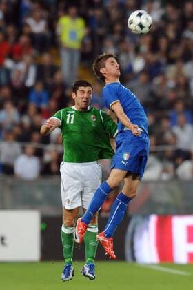 Davide Santon (Italien, re.) gegen Stephen Carson (Nordirland) -  Fußball Länderspiel Herren Freundschaftsspiel 2009, Test, Testspiel, Nationalteam, Nationaltrikot, Italien - Nordirland 3:0 Gruppe Pisa Dynamik,