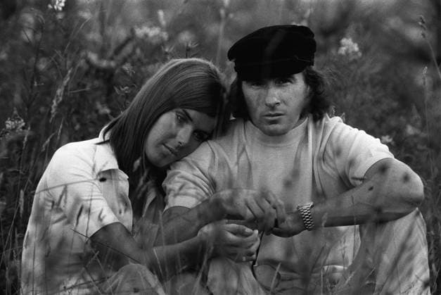 Motorsport, Formel 1, Ehefrauen der Ikonen - Archivbilder Jackie Stewart (Schottland Matra Ford) mit seiner Ehefrau Helen auf einer Wiese Motorsport Herren Formel 1 Weltmeisterschaft 1969, F1, F Gruppe Nürburg Romantik, Harmonie,