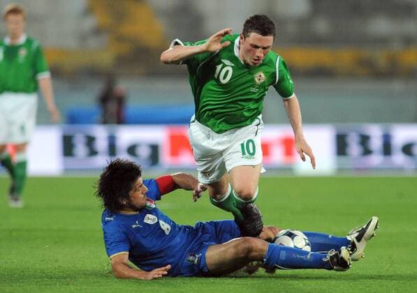 Gennaro Gattuso (Italien, li.) gegen Corry Evans (Nordirland) -  Fußball Länderspiel Herren Nationalmannschaft 2009, Nationaltrikot, Italien - Nordirland 3:0 Gruppe Pisa Dynamik,