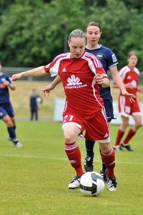 Karolin Thomas (FFC Frankfurt, vorn) im Duell Fußball 1. BL Damen Saison 2008 2009, Frauen, Frauenfußball, SG Essen Schönebeck - 1. FFC Frankfurt 1:3 Gruppe Essen Dynamik,