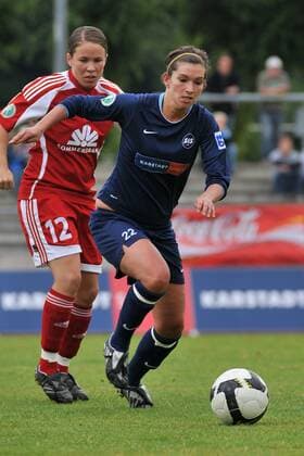 Caroline Hamann (Essen, re.) gegen Meike Weber (FFC Frankfurt) Fußball 1. BL Damen Saison 2008 2009, Frauen, Frauenfußball, SG Essen Schönebeck - 1. FFC Frankfurt 1:3 Gruppe Essen Dynamik,