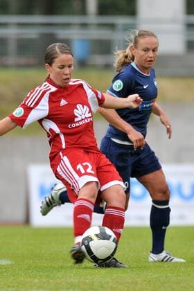 Meike Weber (FFC Frankfurt, li.) gegen Melanie Hoffmann (Essen) Fußball 1. BL Damen Saison 2008 2009, Frauen, Frauenfußball, SG Essen Schönebeck - 1. FFC Frankfurt 1:3 Gruppe Essen Dynamik,