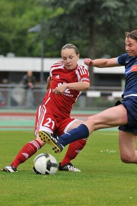Karolin Thomas (FFC Frankfurt, li.) gegen Sandra Deilmann (Essen) Fußball 1. BL Damen Saison 2008 2009, Frauen, Frauenfußball, SG Essen Schönebeck - 1. FFC Frankfurt 1:3 Gruppe Essen Dynamik,