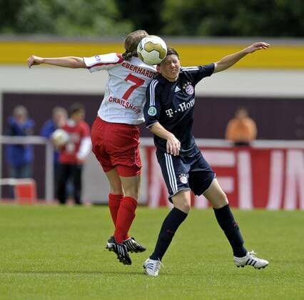 Sandra de Pol (Bayern, re.) gegen Annika Eberhardt (Crailsheim) Fußball 1. BL Damen Saison 2008 2009, Frauen, Frauenfußball, TSV Crailsheim - FC Bayern München 0:3 Gruppe Crailsheim Dynamik,