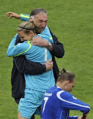 Trainer Bernd Schröder und Torfrau Desiree Schumann (beide Potsdam) feiern die deutsche Meisterschaft 2009 Fußball 1. BL Damen Saison 2008 2009, Frauen, Frauenfußball, 1. FFC Turbine Potsdam Gruppe Potsdam Glück, Begeisterung, Freude,