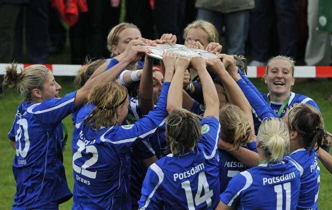 Turbine Potsdam feiert die deutsche Meisterschaft 2009 Fußball 1. BL Damen Saison 2008 2009, Frauen, Frauenfußball, 1. FFC Turbine Potsdam Gruppe Potsdam Begeisterung, Freude,