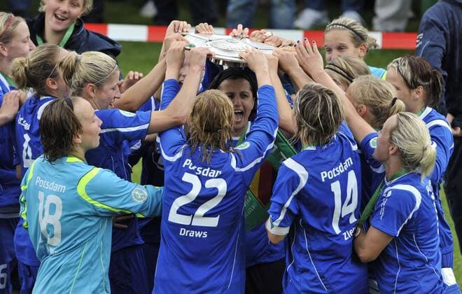 Turbine Potsdam feiert die deutsche Meisterschaft 2009 Fußball 1. BL Damen Saison 2008 2009, Frauen, Frauenfußball, 1. FFC Turbine Potsdam Gruppe Potsdam Begeisterung, Freude,