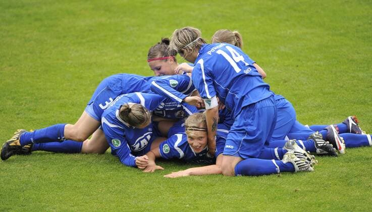 Tabea Kemme (Potsdam, Mitte) feiert mit ihren Teamkolleginnen die deutsche Meisterschaft 2009 Fußball 1. BL Damen Saison 2008 2009, Frauen, Frauenfußball, 1. FFC Turbine Potsdam Gruppe Potsdam Begeisterung, Freude,