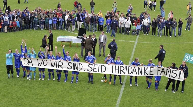 Da wo wir sind, seid ihr - Danke Fans - Turbine Potsdam feiert die deutsche Meisterschaft 2009 und bedankt sich bei den Anhängern, ohne die der Titelgewinn kaum möglich gewesen wäre Fußball 1. BL Damen Saison 2008 2009, Frauen, Frauenfußball, 1. FFC Turbine Potsdam Totale Potsdam Begeisterung, Freude,
