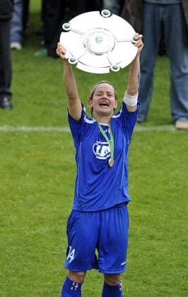 Jennifer Zietz (Potsdam) feiert die deutsche Meisterschaft 2009 Fußball 1. BL Damen Saison 2008 2009, Frauen, Frauenfußball, 1. FFC Turbine Potsdam Einzelbild Potsdam Begeisterung, Freude,