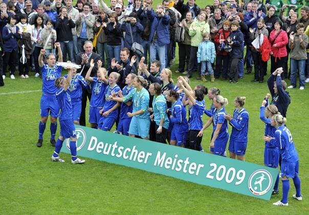Turbine Potsdam feiert die deutsche Meisterschaft 2009 Fußball 1. BL Damen Saison 2008 2009, Frauen, Frauenfußball, 1. FFC Turbine Potsdam Totale Potsdam Begeisterung, Freude,
