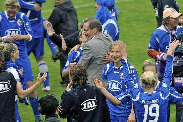 Ministerpräsident Matthias Platzeck (SPD Brandenburg Deutschland, Mitte) feiert mit Turbine Potsdam die deutsche Meisterschaft 2009 Fußball 1. BL Damen Saison 2008 2009, Frauen, Frauenfußball, 1. FFC Turbine Potsdam Gruppe Potsdam Begeisterung, Freude,