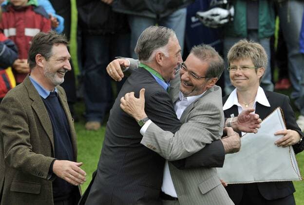 Ministerpräsident Matthias Platzeck (SPD Brandenburg) gratuliert Trainer Bernd Schröder (Potsdam, 2.v.li.) zur deutschen Meisterschaft 2009, re. Kathrin Nicklas, Mitglied im DFB Ausschuss für Frauen und Mädchenfußball Fußball 1. BL Damen Saison 2008 2009, Frauen, Frauenfußball, 1. FFC Turbine Potsdam Gruppe Potsdam Harmonie, Begeisterung, Freude,