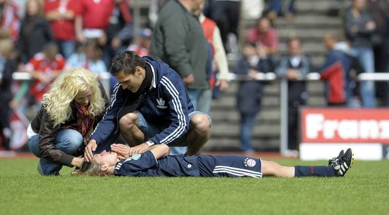 Tanja Wörle (Bayern, Mitte) liegt ob des verpassten Titelgewinns fassungslos am Boden und wird getröstet Fußball Damen Saison 2008 2009, Frauen, Frauenfußball, FC Bayern München, Vdig Gruppe Crailsheim Enttäuschung, Verzweiflung,
