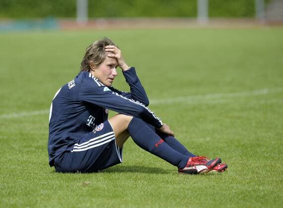 Nina Aigner (Bayern) sitzt ob des verpassten Titelgewinns fassungslos am Boden Fußball Damen Saison 2008 2009, Frauen, Frauenfußball, FC Bayern München, Vdig Einzelbild Crailsheim Enttäuschung, Verzweiflung,
