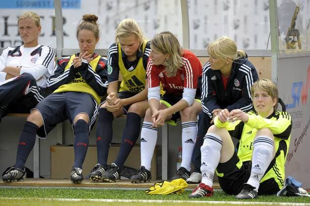 Bayern Ersatzspielerinnen sitzen ob des verpassten Titelgewinns enttäuscht auf der Bank Fußball Damen Saison 2008 2009, Frauen, Frauenfußball, FC Bayern München, Vdig Gruppe Crailsheim Enttäuschung,