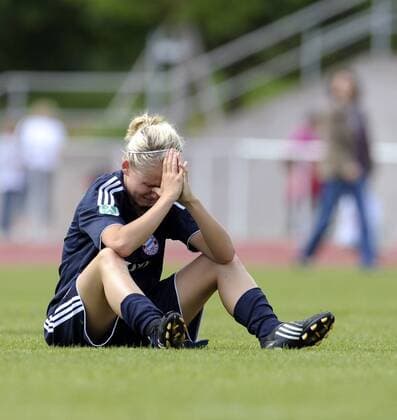 Julia Simic (Bayern) sitzt ob des verpassten Titelgewinns enttäuscht am Boden Fußball Damen Saison 2008 2009, Frauen, Frauenfußball, FC Bayern München, Vdig Einzelbild Crailsheim Enttäuschung, Verzweiflung,