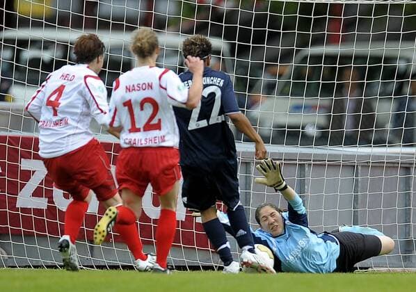 Sylvie Banecki (Bayern, 2.v.re.) scheitert an Torfrau Kim Kaller (Crailsheim, re.) Fußball Damen Saison 2008 2009, Frauen, Frauenfußball, TSV Crailsheim - FC Bayern München 0:3, Vdig Gruppe Crailsheim Dynamik,