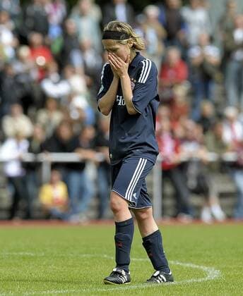 Nina Aigner (Bayern) fassungslos ob des verpassten Titelgewinns Fußball Damen Saison 2008 2009, Frauen, Frauenfußball, FC Bayern München, Vdig Einzelbild Crailsheim Enttäuschung, Verzweiflung,