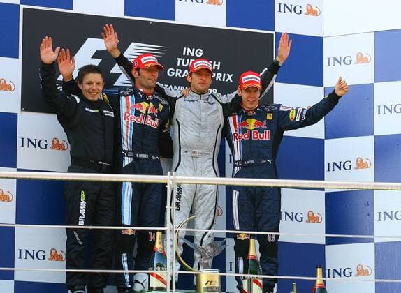 Siegerehrung beim GP der Türkei 2009, v.li.: Renningenieur Peter Bonnington, Mark Webber (Australien beide Red Bull), Jenson Button (beide England beide Brawn GP) und Sebastian Vettel (Deutschland Red Bull) Motorsport Grand Prix Herren Großer Preis der Türkei 2009, Formel 1 Weltmeisterschaft, F1, F, GP, WM Gruppe Istanbul