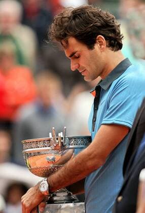 Roger Federer (Schweiz) genießt in Stille seinen Triumph mit der Trophäe in Händen - er gewinnt die French Open 2009 -  Tennis Herren French Open 2009, ATP Tour, Grand Slam, Finale, Einzelbild Roland Garros Paris Freude,